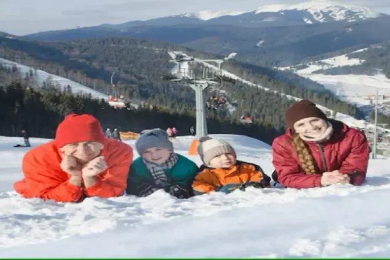 Scenic Kashmir family tour package including Gulmarg, Pahalgam, and Srinagar with Arpita