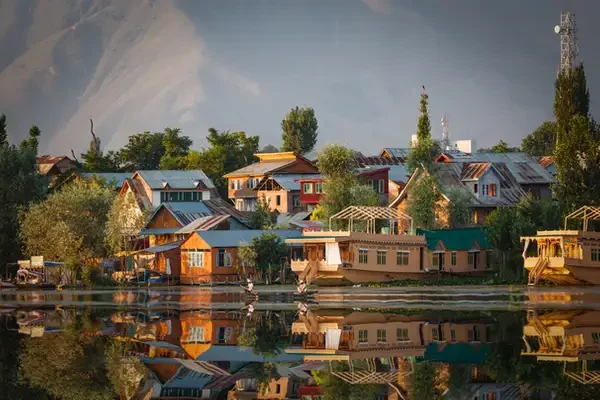 Luxury honeymoon tour in Kashmir with Srinagar houseboat and Gulmarg snow activities