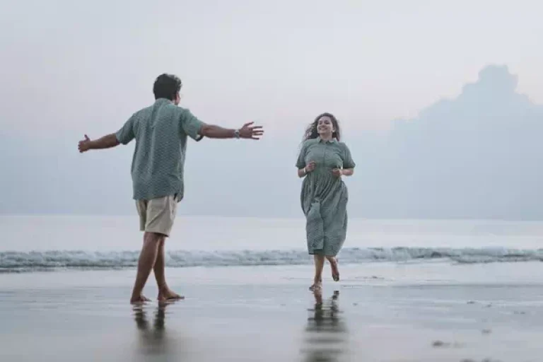 Couple walking hand-in-hand on Radhanagar Beach, Havelock Island – romantic honeymoon getaway in Andaman.